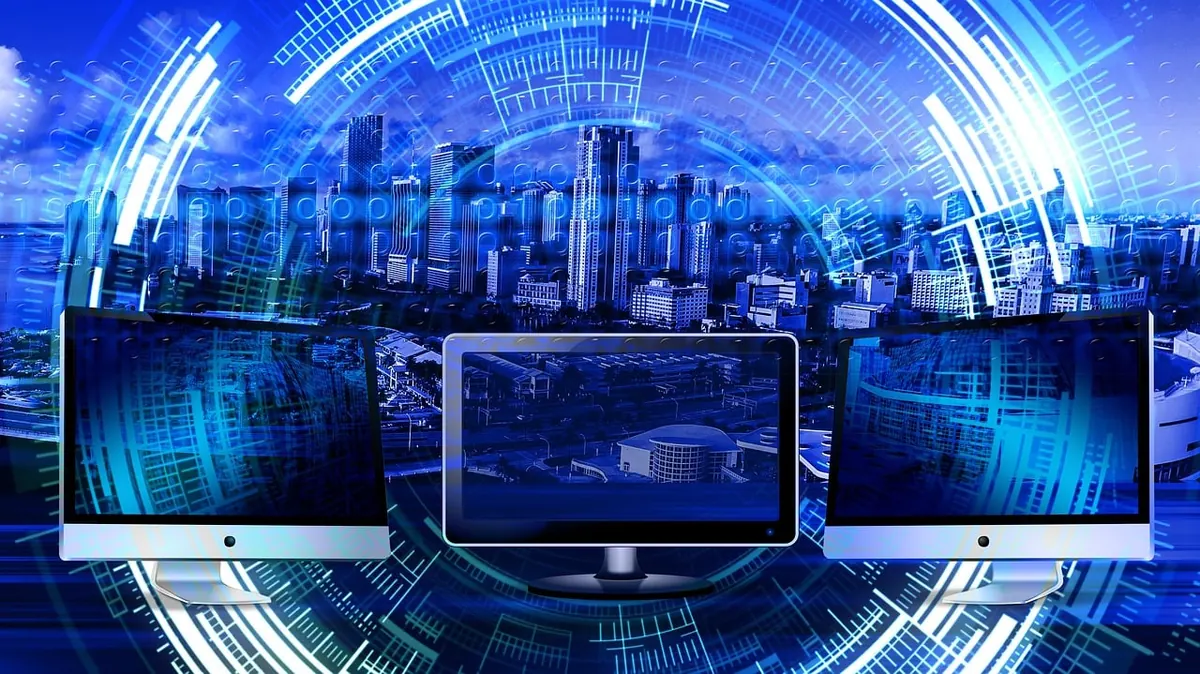 Drei Monitore zeigen eine Stadt-Skyline mit digitalen Datenströmen im Hintergrund – Symbolbild für modernes Webdesign